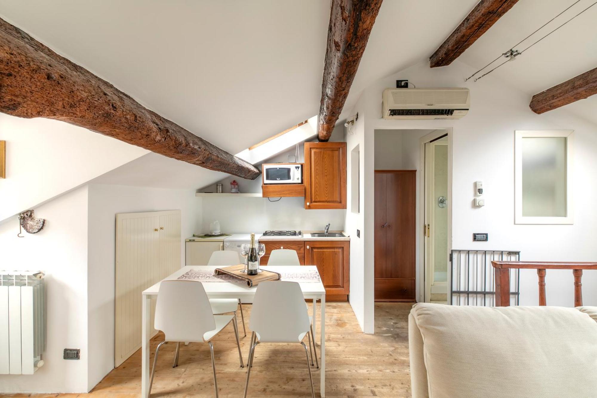 Nice Lovely Attic For 4 Person With Wifi - A/C Venesia Bagian luar foto