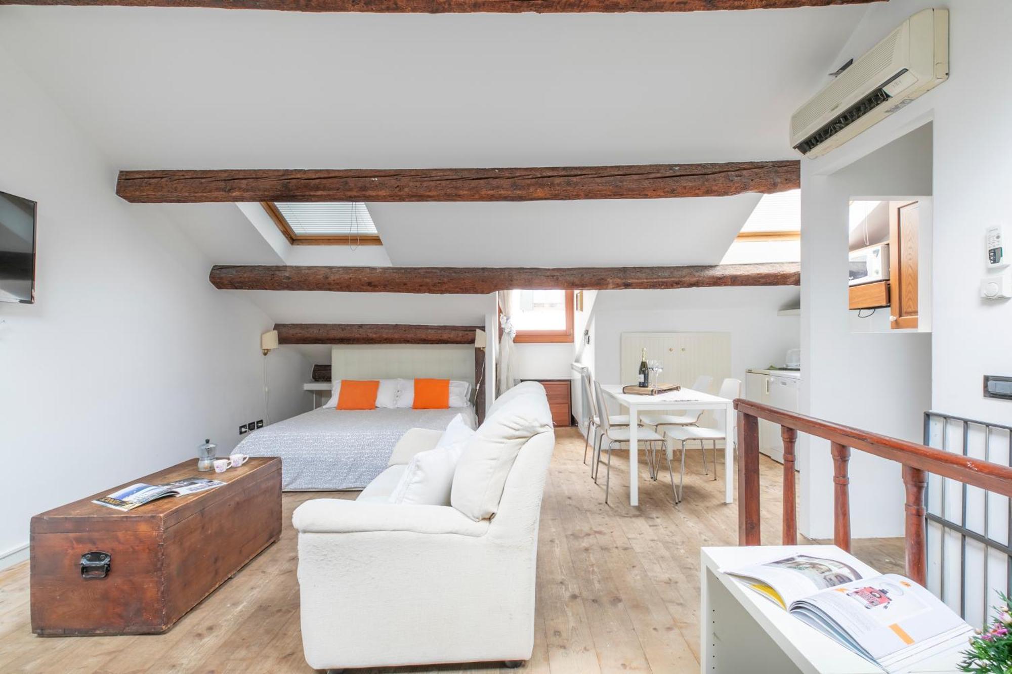 Nice Lovely Attic For 4 Person With Wifi - A/C Venesia Bagian luar foto