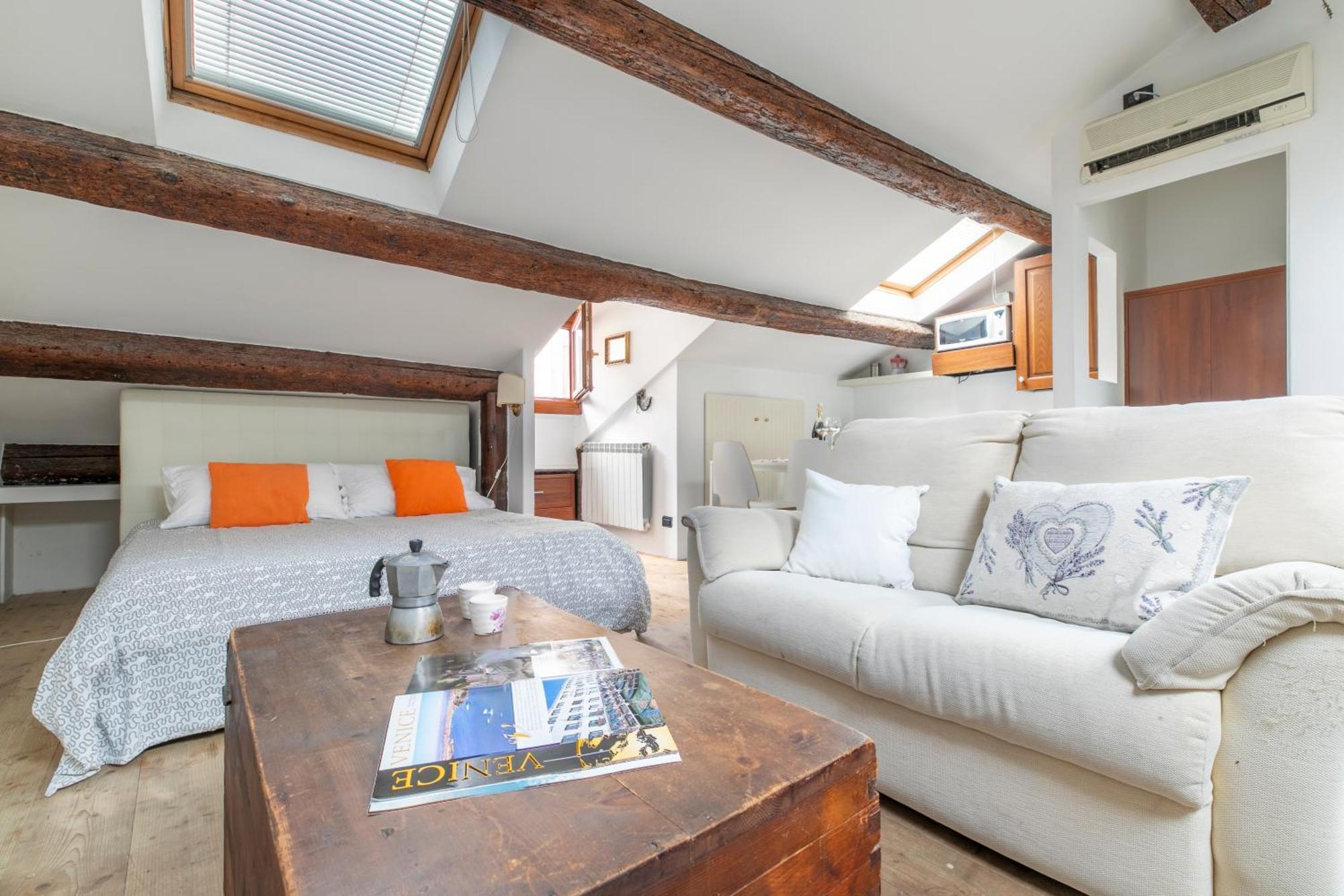 Nice Lovely Attic For 4 Person With Wifi - A/C Venesia Bagian luar foto