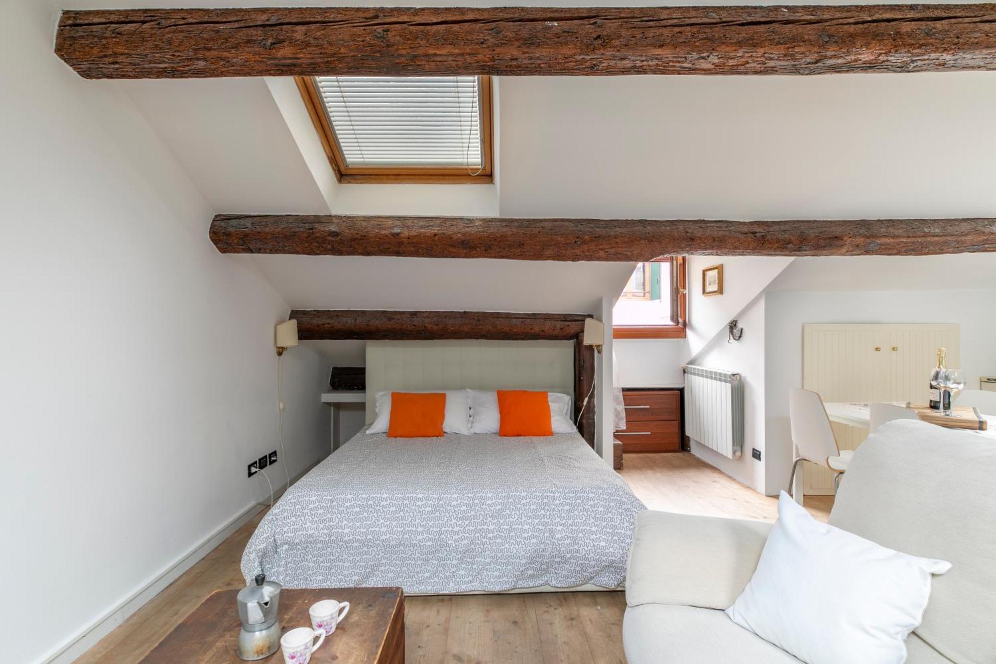 Nice Lovely Attic For 4 Person With Wifi - A/C Venesia Bagian luar foto