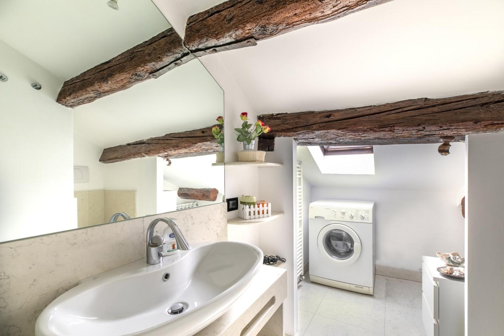 Nice Lovely Attic For 4 Person With Wifi - A/C Venesia Bagian luar foto