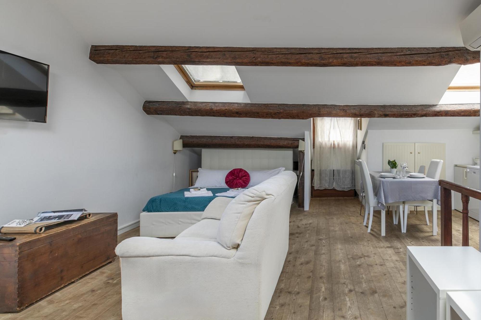 Nice Lovely Attic For 4 Person With Wifi - A/C Venesia Bagian luar foto