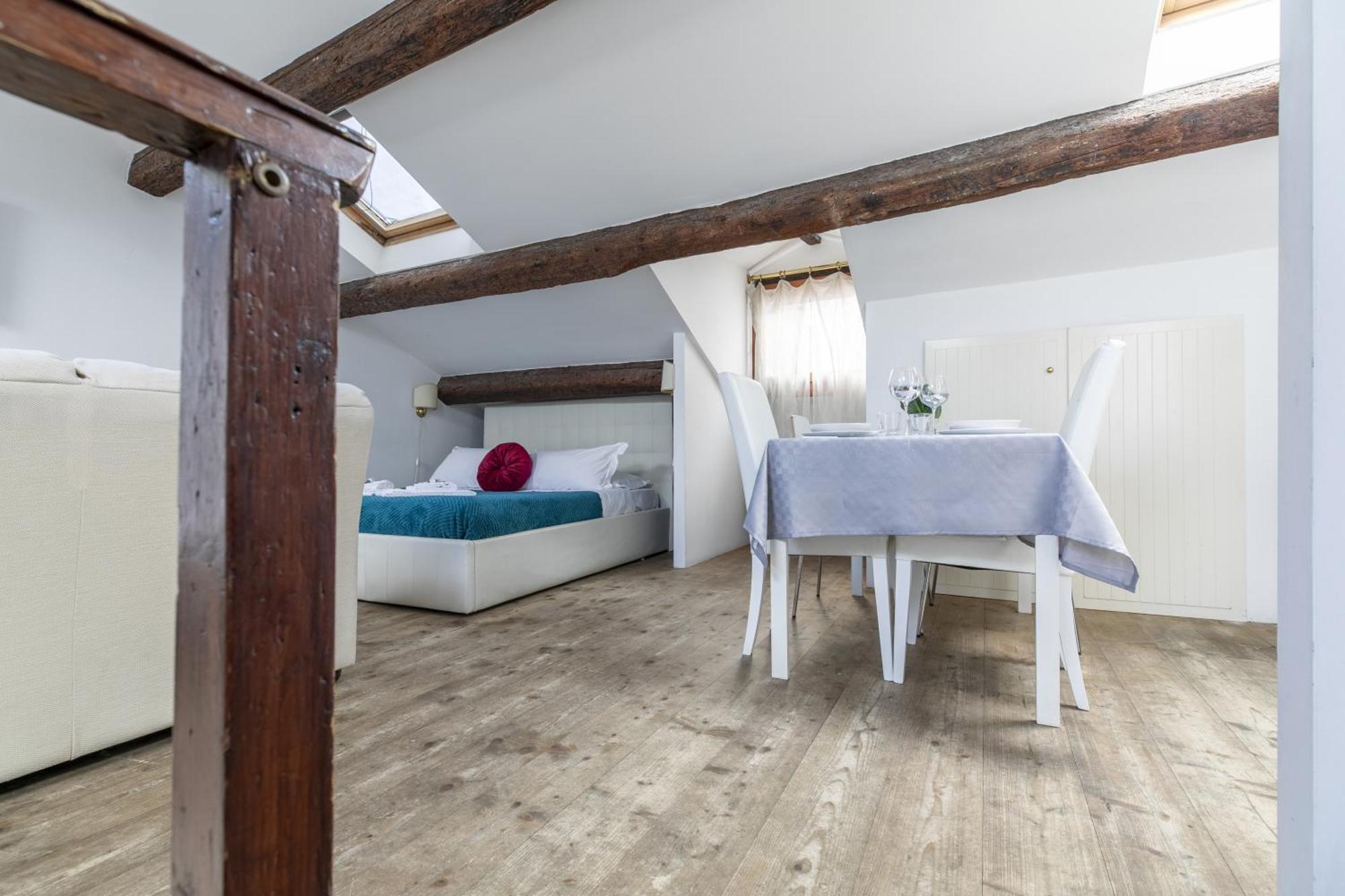 Nice Lovely Attic For 4 Person With Wifi - A/C Venesia Bagian luar foto