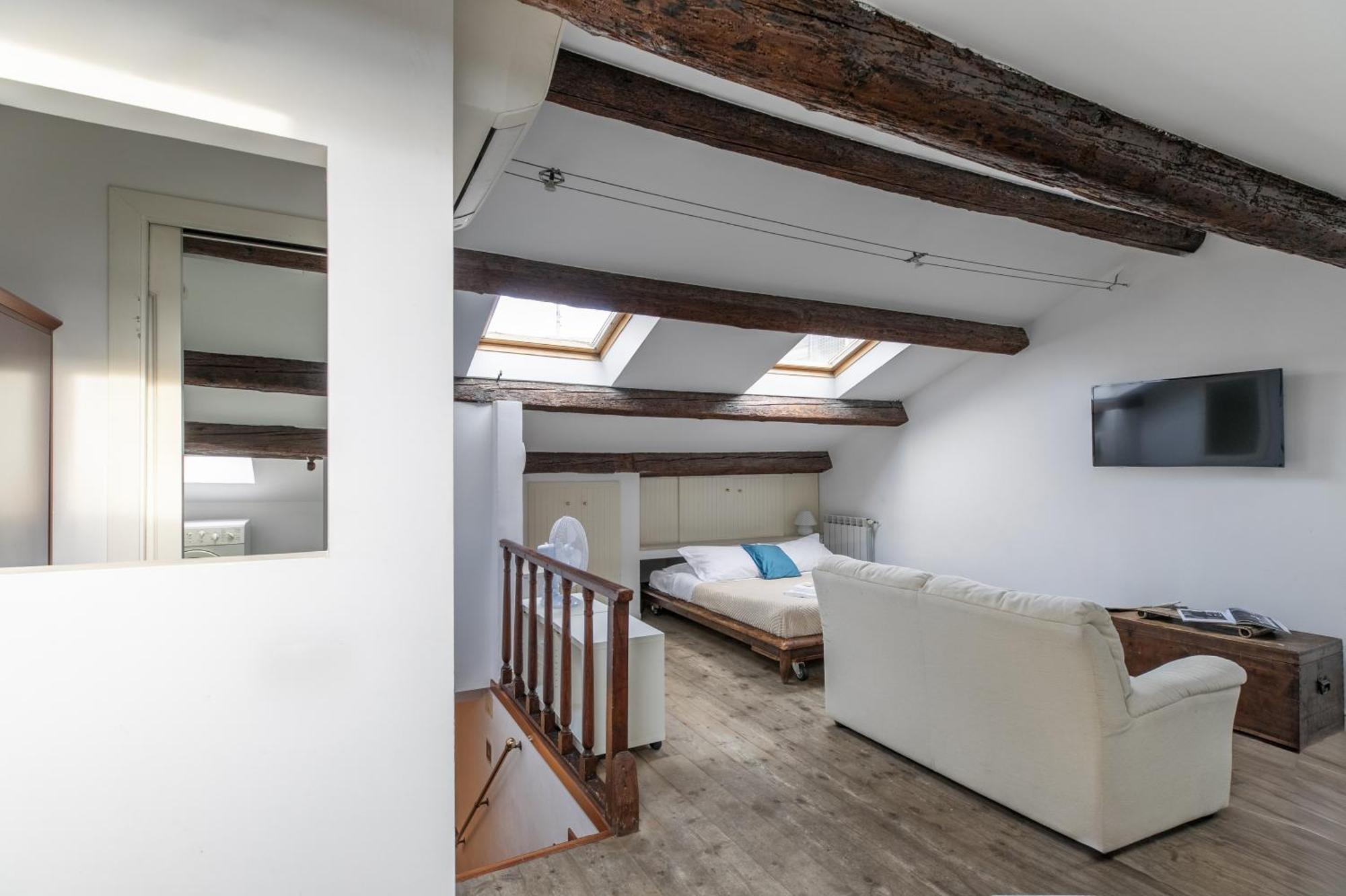Nice Lovely Attic For 4 Person With Wifi - A/C Venesia Bagian luar foto