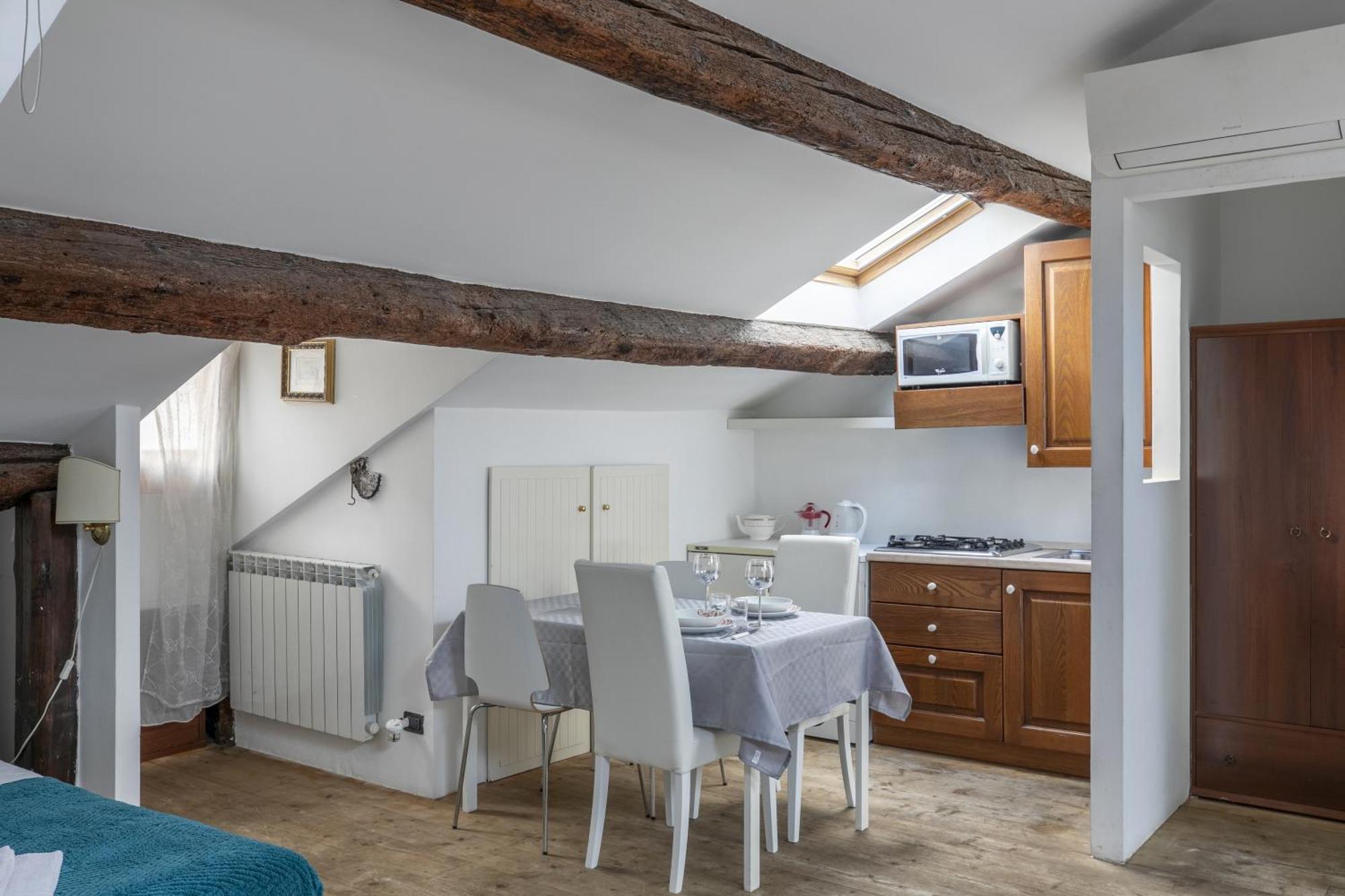 Nice Lovely Attic For 4 Person With Wifi - A/C Venesia Bagian luar foto