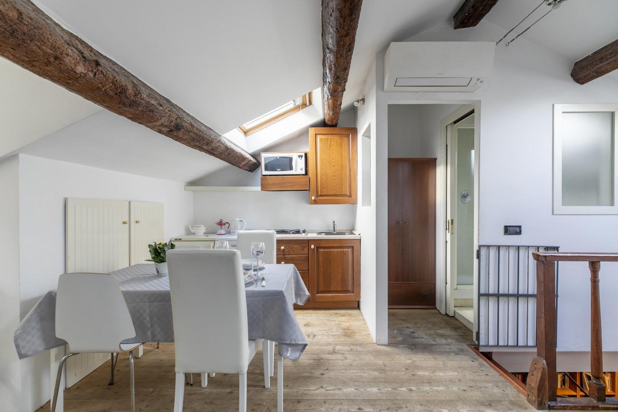 Nice Lovely Attic For 4 Person With Wifi - A/C Venesia Bagian luar foto