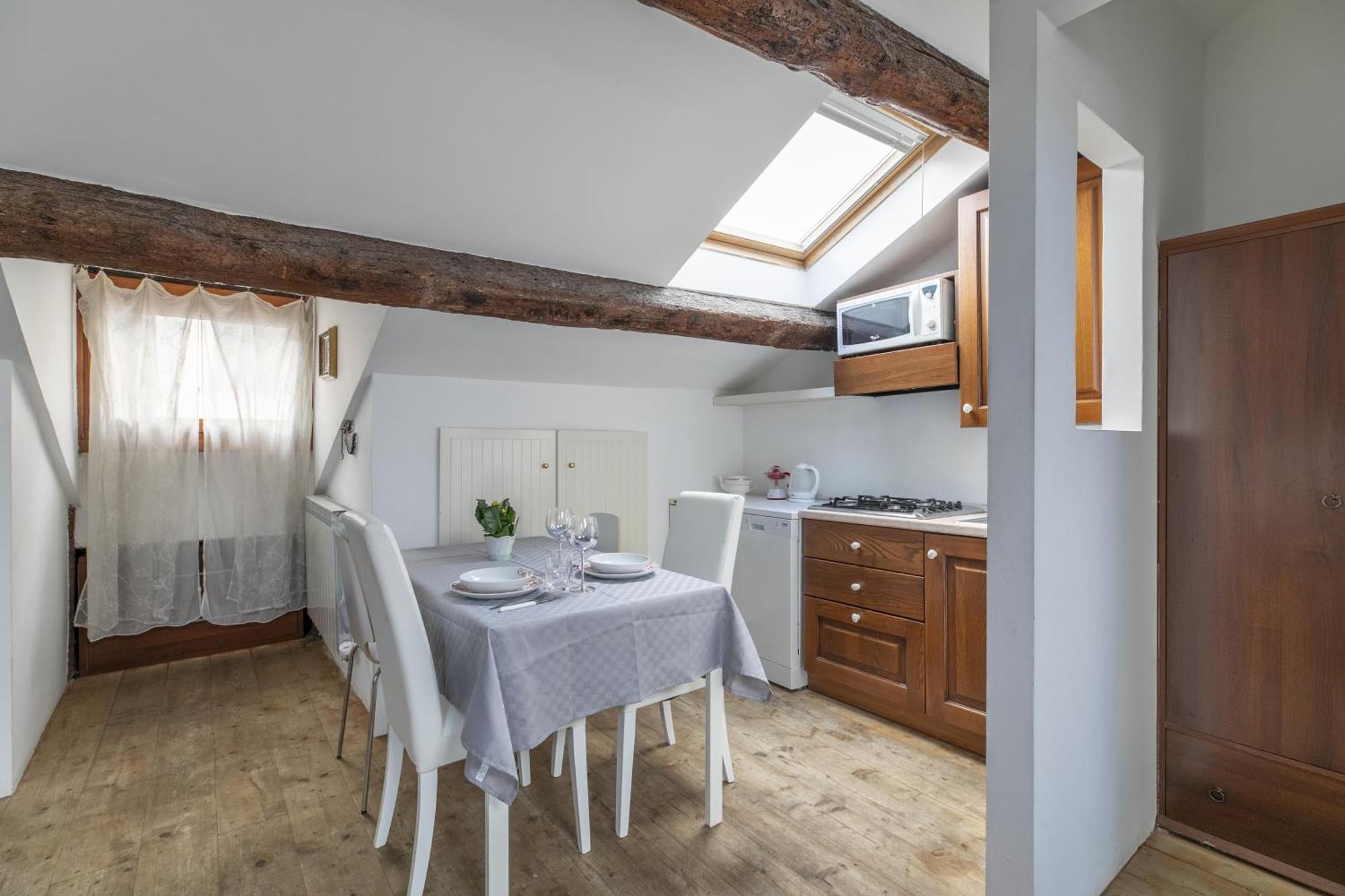 Nice Lovely Attic For 4 Person With Wifi - A/C Venesia Bagian luar foto