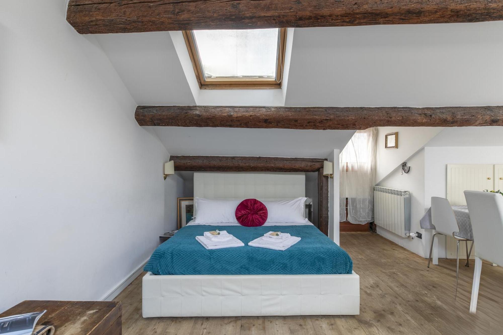 Nice Lovely Attic For 4 Person With Wifi - A/C Venesia Bagian luar foto
