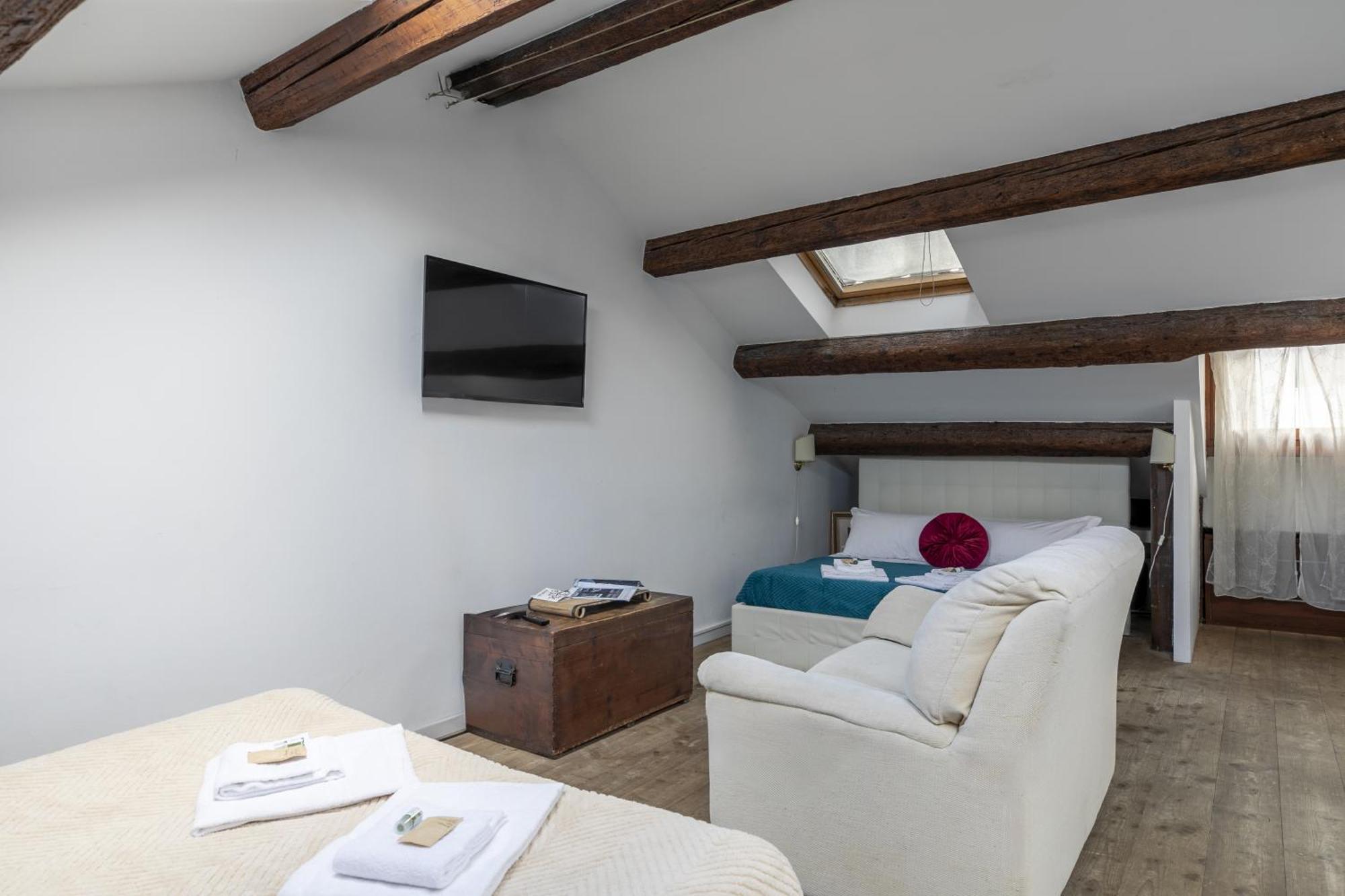 Nice Lovely Attic For 4 Person With Wifi - A/C Venesia Bagian luar foto