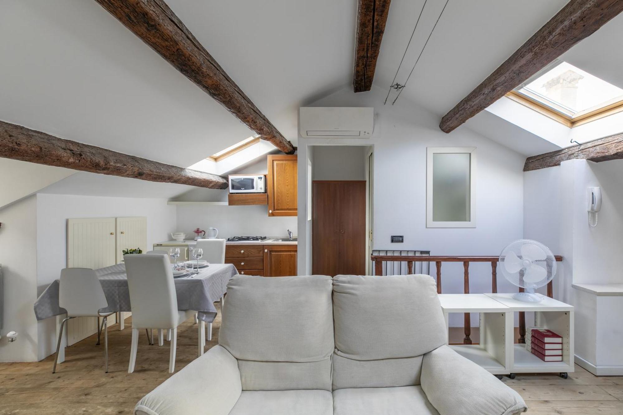 Nice Lovely Attic For 4 Person With Wifi - A/C Venesia Bagian luar foto