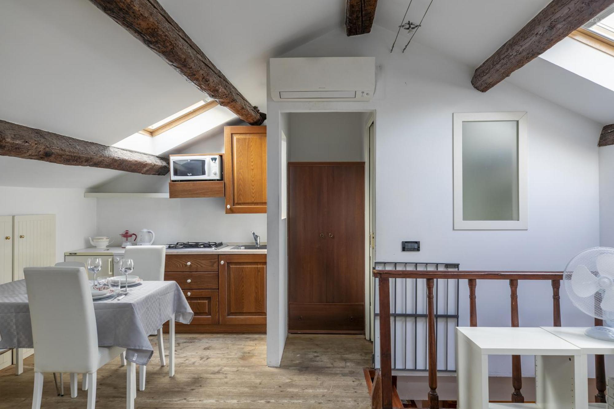 Nice Lovely Attic For 4 Person With Wifi - A/C Venesia Bagian luar foto