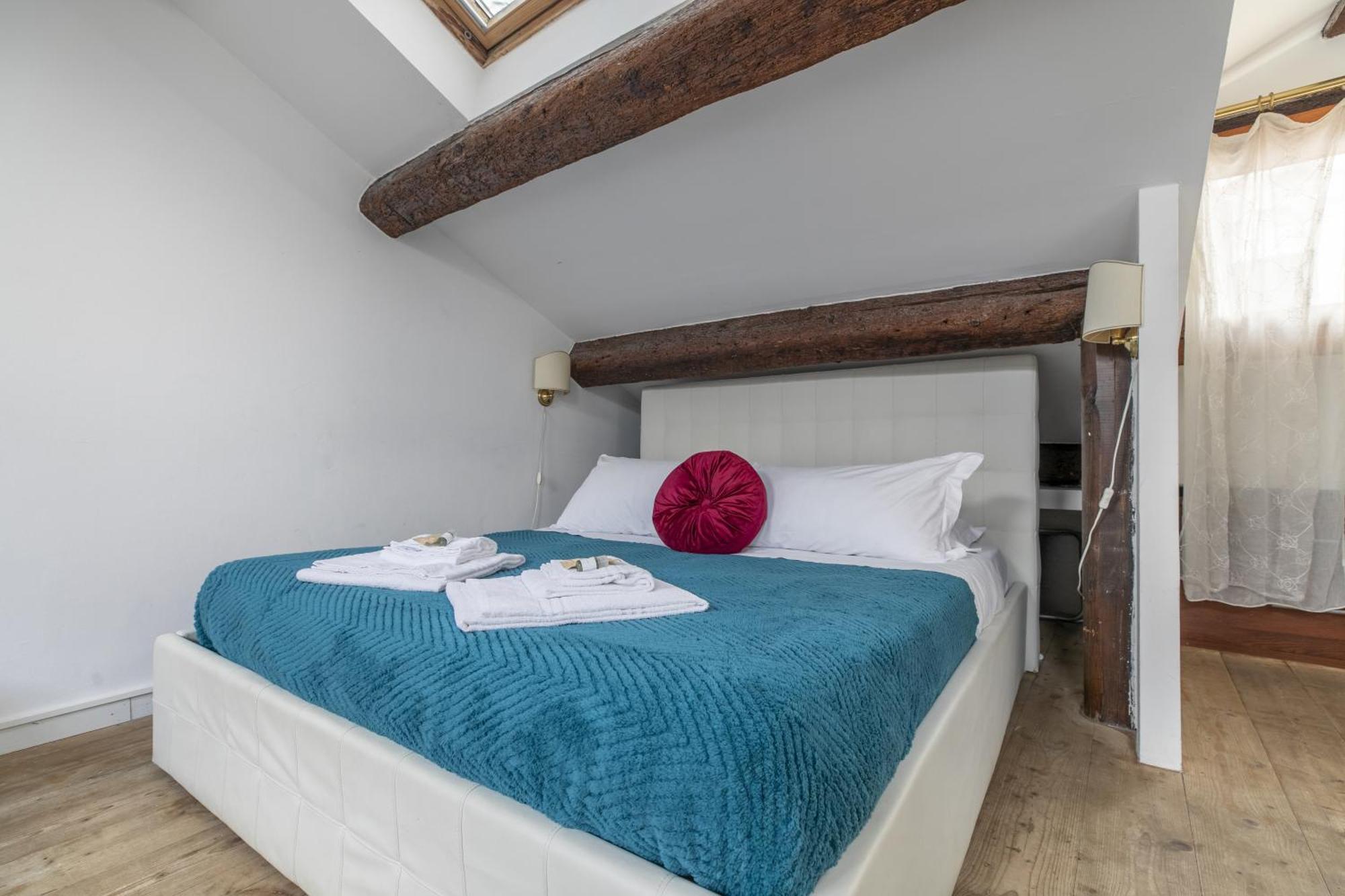 Nice Lovely Attic For 4 Person With Wifi - A/C Venesia Bagian luar foto