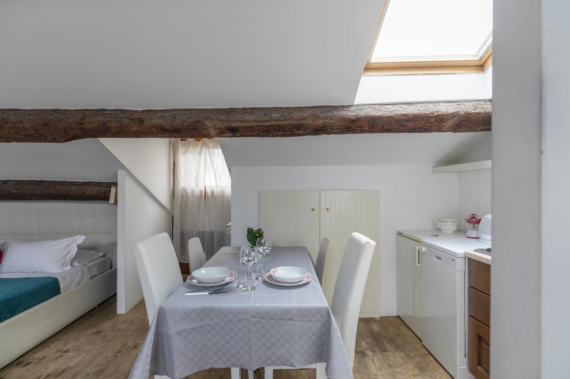 Nice Lovely Attic For 4 Person With Wifi - A/C Venesia Bagian luar foto