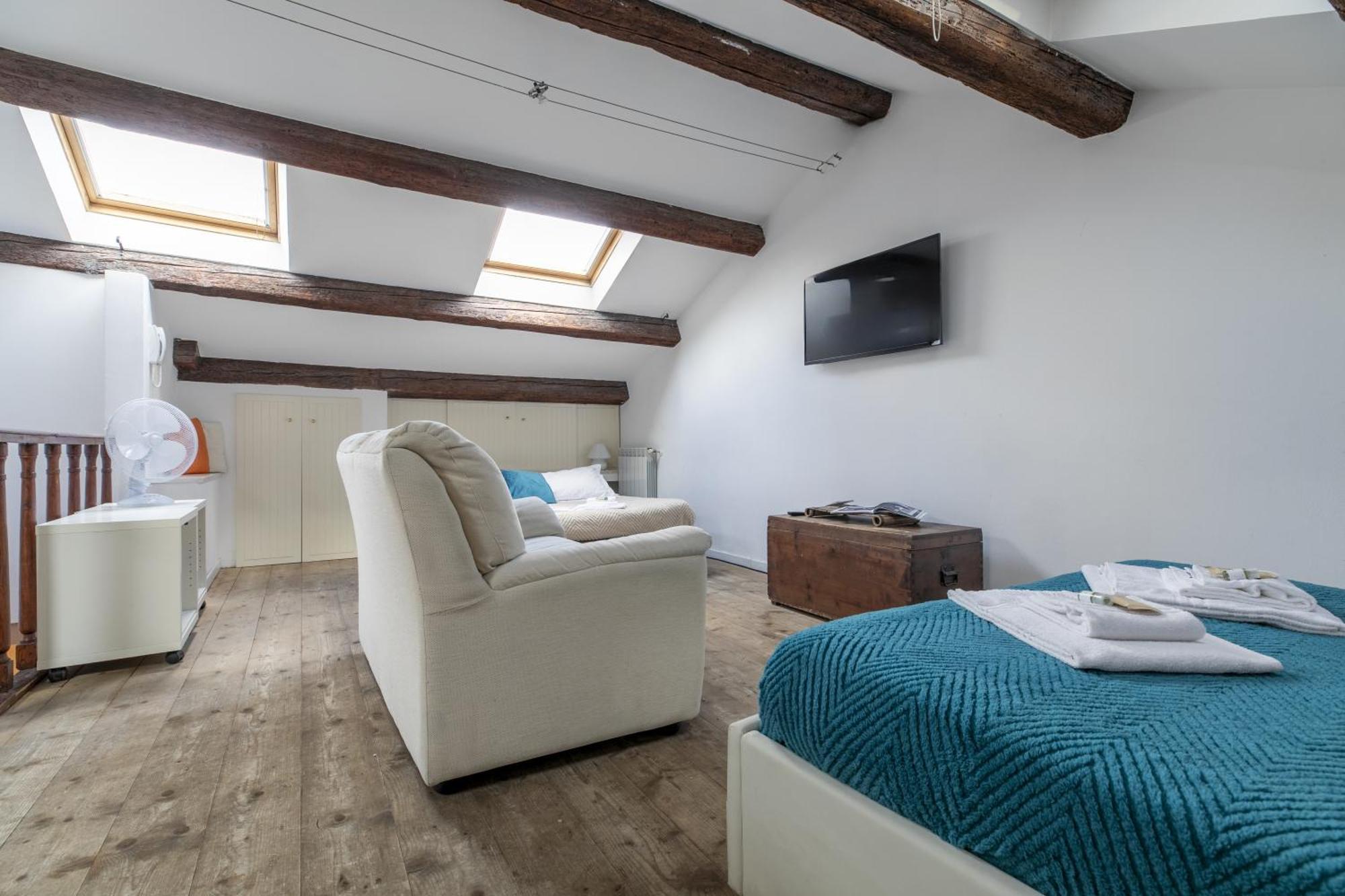 Nice Lovely Attic For 4 Person With Wifi - A/C Venesia Bagian luar foto
